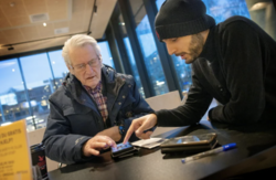 Bydelsvert Mohammed Bamou viser pensjonist Leif Solheim hvordan chatten fungerer i Snapchat. Foto: Epalo og Thomas Winje Øijord