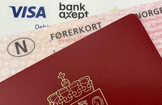 Bilde som viser utsnitt av pass, førerkort og bankkort