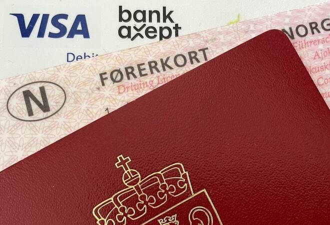 Bilde som viser utsnitt av pass, førerkort og bankkort