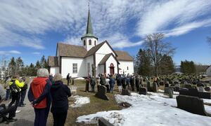 Mange folk på kirkevangen ved Lunner kirke 8. mai.