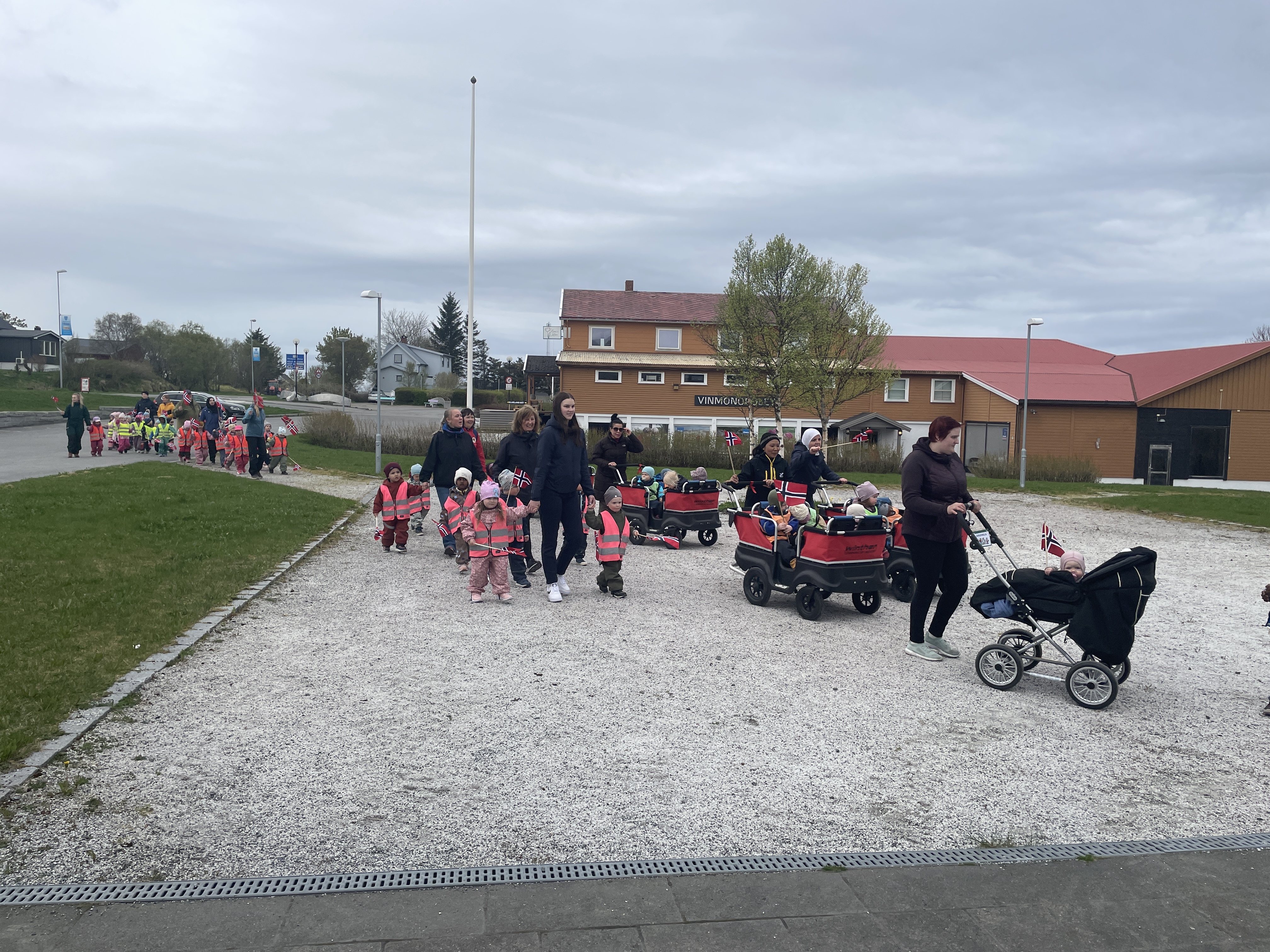 Unger fra Herøy barnehage på besøk 16. mai.
