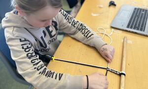 Elev som jobber med kunst og håndverk, Lunner barneskole