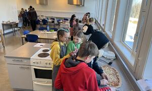 Elever på kjøkkenet i faget mat og helse, Lunner barneskole
