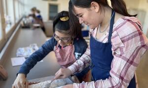 To elever som lager pizza på skolekjøkkenet, Lunner barneskole.