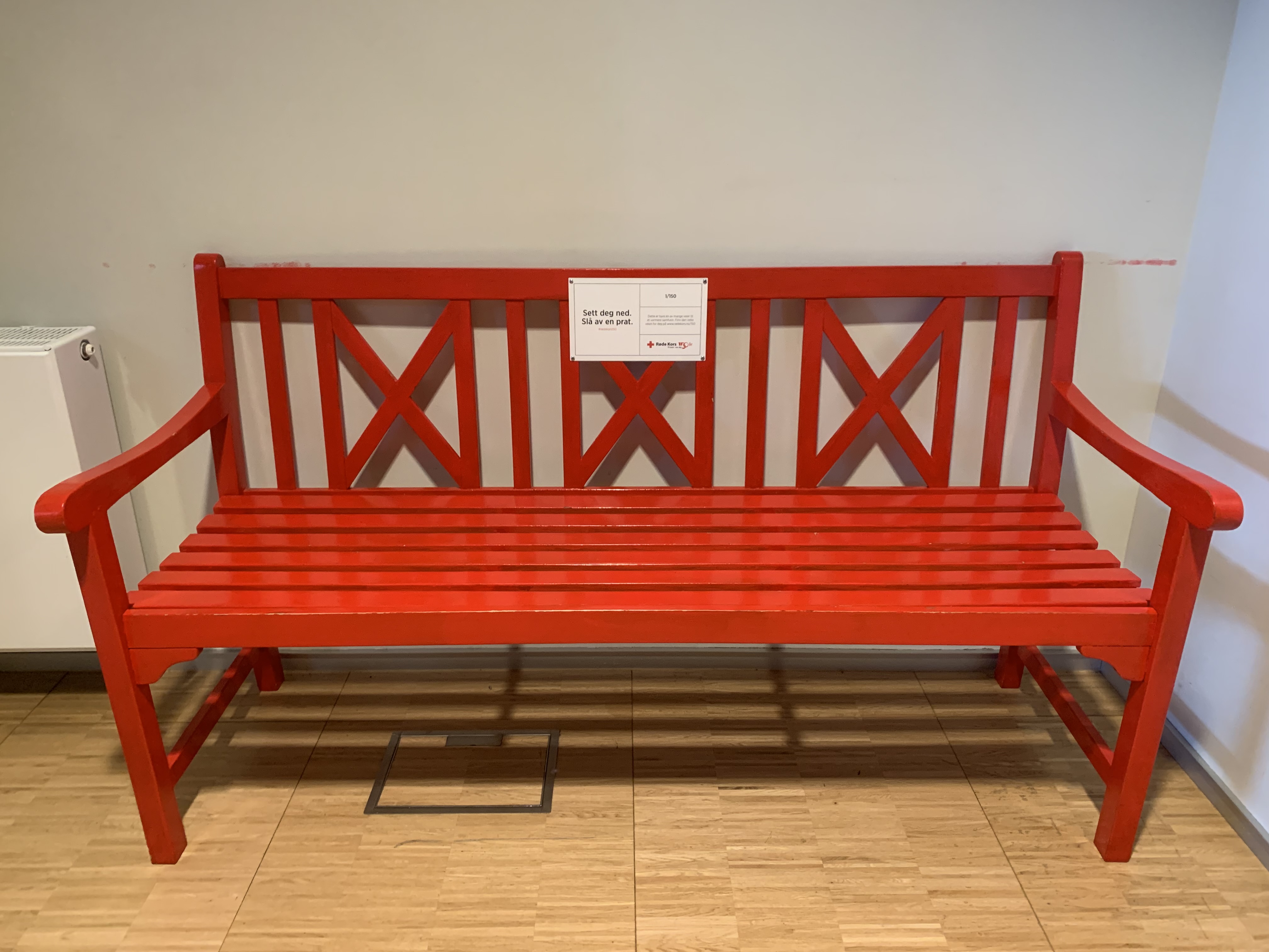 Røde Kors benken er ment å oppmuntre til å sette seg ned til en prat. Dette for å dempe ensomhetsfølelsen og for å se hverandre. (Foto: Dagrunn Grønbech)