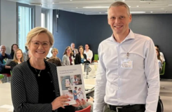 Helse- og omsorgsminister mottok rapporten om forskning i helseforetakene fra fagdirektør Bjørn Egil Vikse fra Helse Vest. Foto: Helse- og omsorgsdepartementet