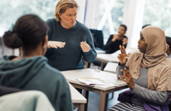 Rapporten oppsummerer at det er usikkerhet om tolkers profesjonalitet, etterlevelse av taushetsplikt eller mangelfulle språklige og tolkefaglige kvalifikasjoner, og alt dette skaper tillitsutfordringer. Foto: Språkrådet