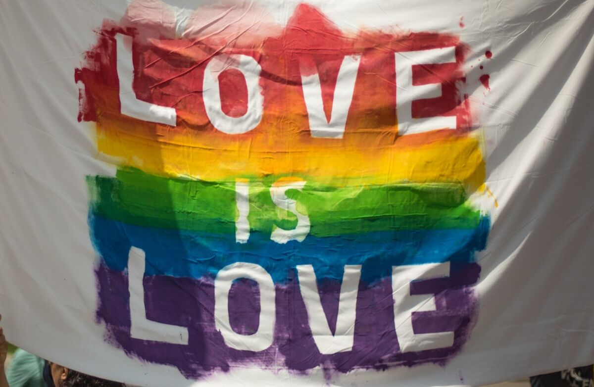 Feiringen av Pride er en påminnelse om at det fortsatt er behov for oppmerksomhet om likestilling, rettigheter, muligheter og trygghet for alle, skriver Heidi Kløkstad, politimester i Nordland politidistrikt. Foto: 42 North / Pexels