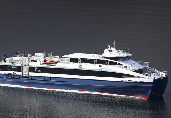 Passasjerkatamaranen Regine Normann (Foto: Brødrene Aa)