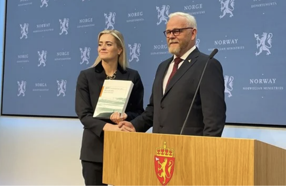 Justis- og beredskapsminister Emilie Enger Mehl (t.v.) mottar Totalberedskapskommisjonens rapport av kommisjonsleder Harald Sunde. Foto: Justis- og beredskapsdepartementet