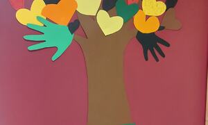 Bilde av kunst - Utklippstre med hender og hjerter i papir