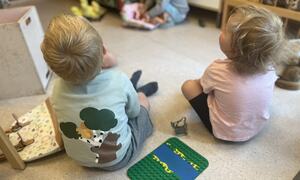 To barn som leker på gulvet i Eventyrskogen barnehage