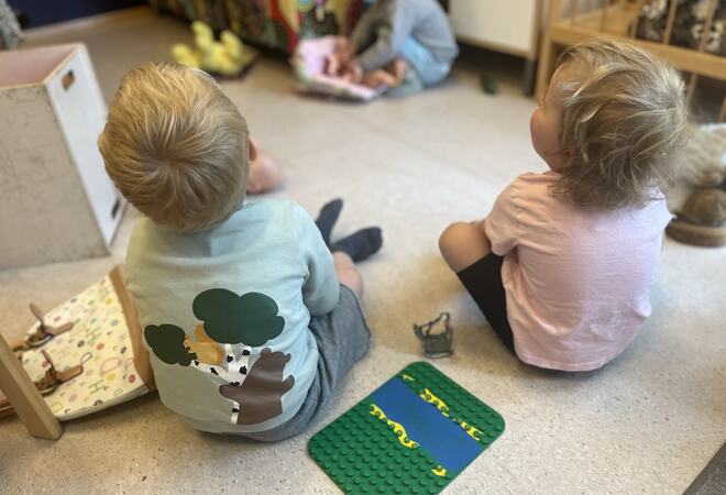 To barn som leker på gulvet i Eventyrskogen barnehage
