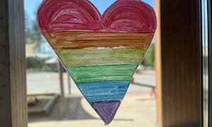 Pride-hjerte på veggen. Harestua arena barnehage