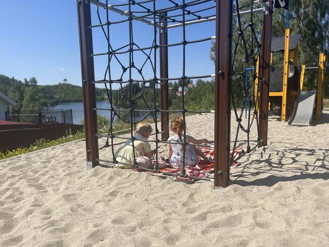 To jenter som leker i sanden utenfor Kalvsjø barnehage