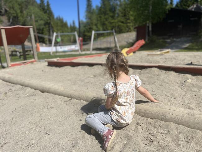 Jente i sandkasse. Gamleskolen barnehage