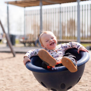 Lekeplass Mjøsparken barn som smiler