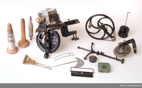 Gjenstand nr: NTM 20631: Rundstrikkemaskin med utstyr, produsert i 1923, er en del av samlinga til Norsk Teknisk Museum. Bildet henta frå DigitaltMuseum.no besøk nettsida for meir informasjon.