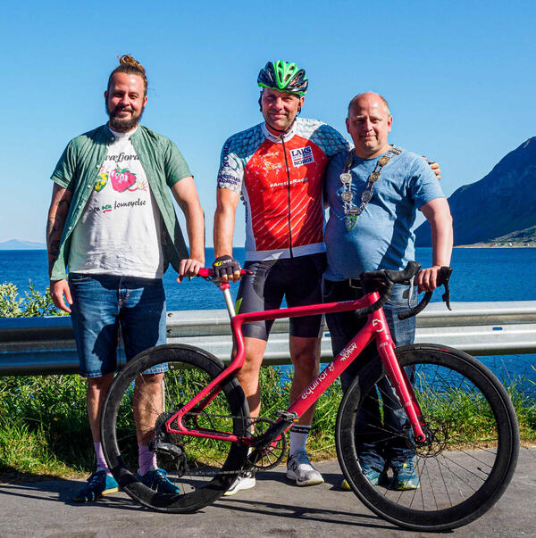 Gyrd Harstad, Frank Aabø og varaordfører Birger Holand med ARN-sykkelen