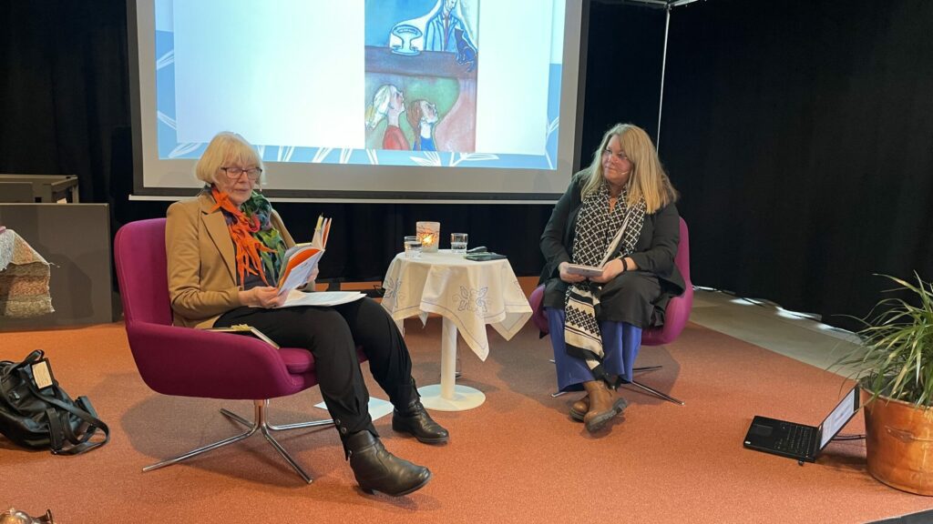 Solfrid Lorentzen Mathisen i samtale medMargith Langseth under et bokbad i Kulturbadet i Sandnessjøen. (Foto: Tone Breistrand)