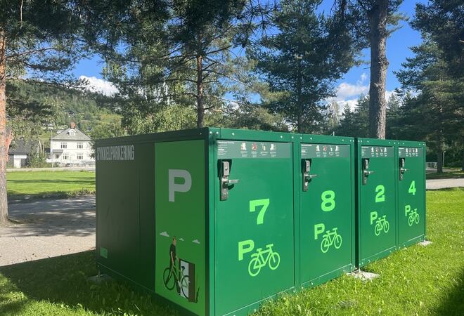 Sykkelparkeringsbokser utenfor Lunner ungdomsskole