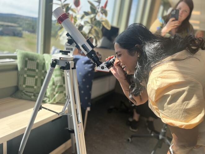 Lubna Jaffery titter i solkikkerten