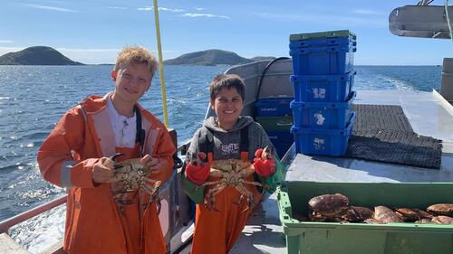 Ungdomsfiske i Herøy 2023_Theo med krabber