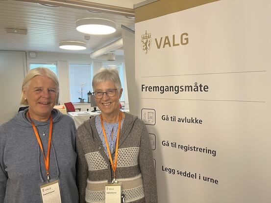 Valgfunksjonærer Anne Grønvold og Lisbeth Ingebretsen foran valglokalene på Lunner rådhus
