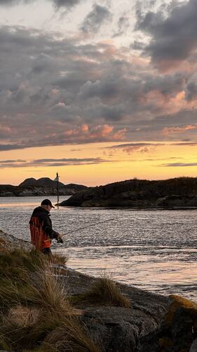 Prøver fiskelykken ved Hoholmen bru. (Foto: Svein Seivaag)