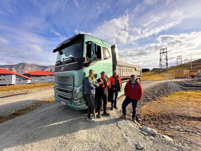 Fra venstre, næringssjef Lennarth Kvernmo, sjåfør Alexander Søreng, maskinansvarlig Jostein Ruud og lokalstyreleder Arild Olsen. Foto: Kajsa Barstad, LNS. Fra venstre, næringssjef Lennarth Kvernmo, sjåfør Alexander Søreng, maskinansvarlig Jostein Ruud og lokalstyreleder Arild Olsen. Foto: Kajsa Barstad, LNS.