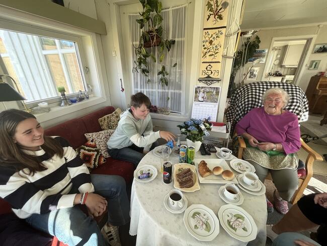 Asta, Harald og Signe Rebekka rundt kaffebordet