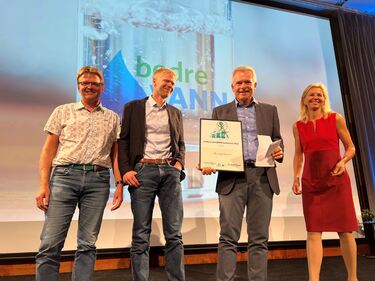 På bildet: Stavanger kommune mottok prisen Årets bedreVANN-kommune 2022. Fra venstre Jostein Berggraf, Bjørn Zimmer Jacobsen, Jarle Furre og Ragnhild Aalstad, Norsk Vann. Foto: Inger Anita Merkesdal