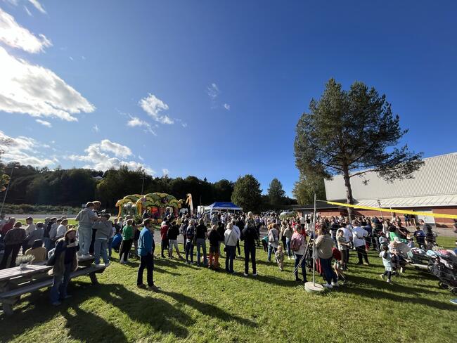 Masse folk i solskinn i bakgården