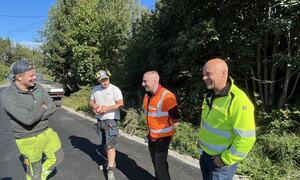 Fire som har arbeidet med asfaltering i Moreneveien.