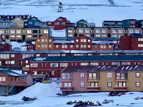 Bilde av boliger i Longyearbyen, Gruvedalen sett fra vei 400, 2023