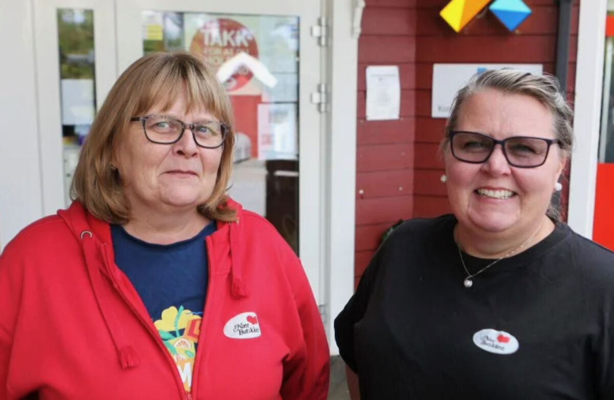 Daglig leder Hildur Sørdal (til høyre) og søsteren Anne Horne jobber i nærbutikken Stavang som har et samarbeid med Kinn kommune. Foto:  Nærbutikken Stavang