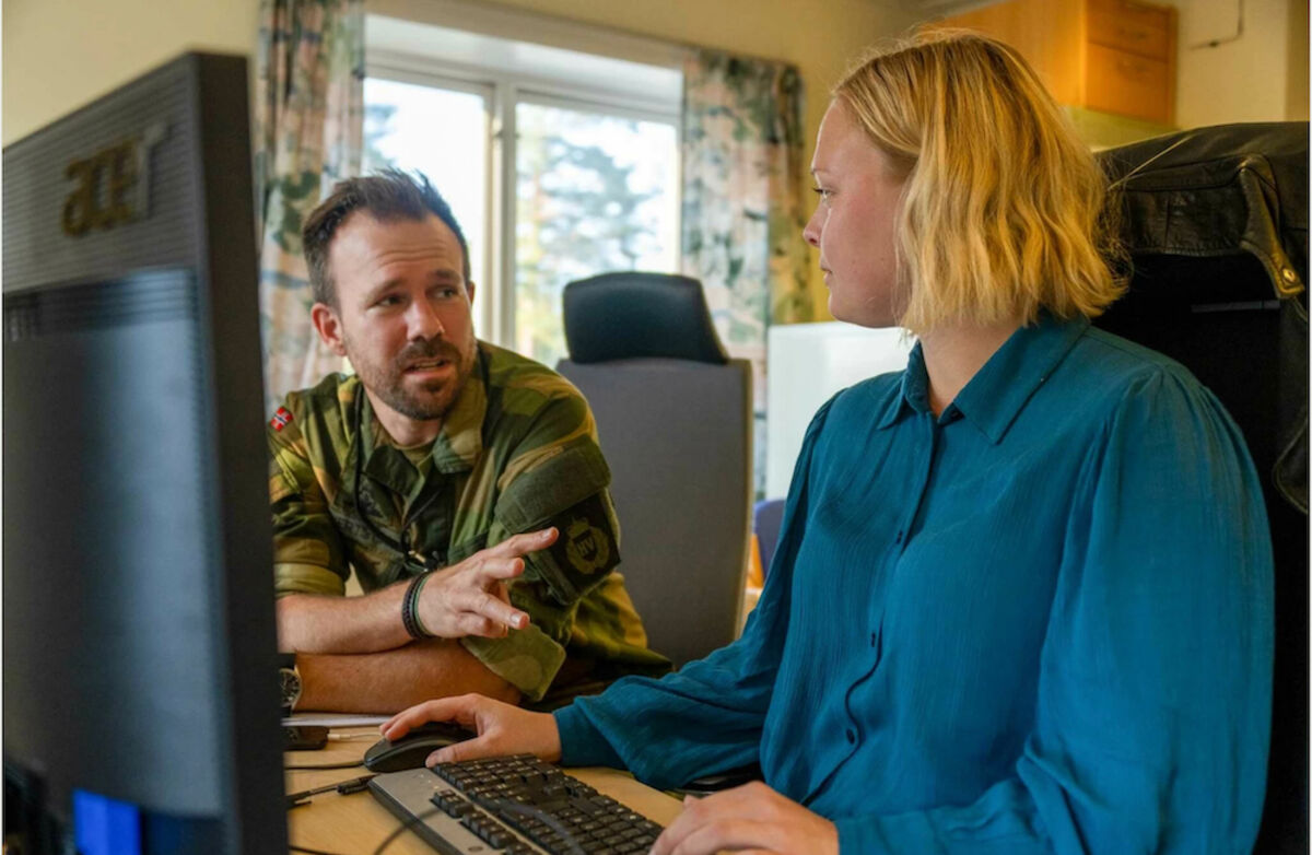 Offiser og forsker Eskil Grendahl Sivertsen ledet mediespillet under Øvelse hovedstad sammen med kollega Silje Lensu Dåbakk. Foto: Karen Gjetrang / Heimevernet