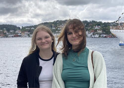 Både Hedda Olivia Hovden (t.v.) og Mariann Lois Edvardsen hadde dårlige opplevelser med NAV før de startet på Jobbskolen i Kristiansand. Foto: NAV