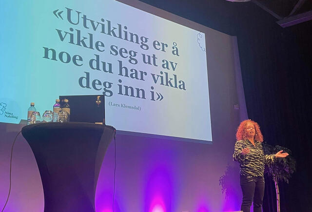 Nina Nakling tok forsamlingen med storm i avslutningsforedfaget. Foto: Terese Olstad Bjerke