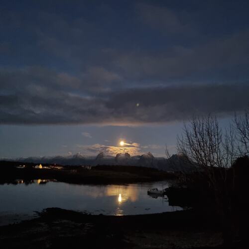 Høstmåne over søstrene. (Foto: Gjertrud Aune Færøy)