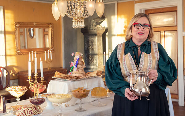 Bilde av en dame på et gårdskjøkken