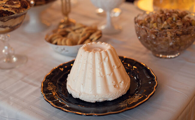Bildet viser rompudding på et dessertbord