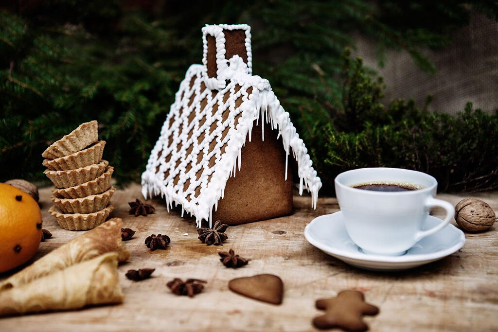 Pepperkakehus og kaffekopp