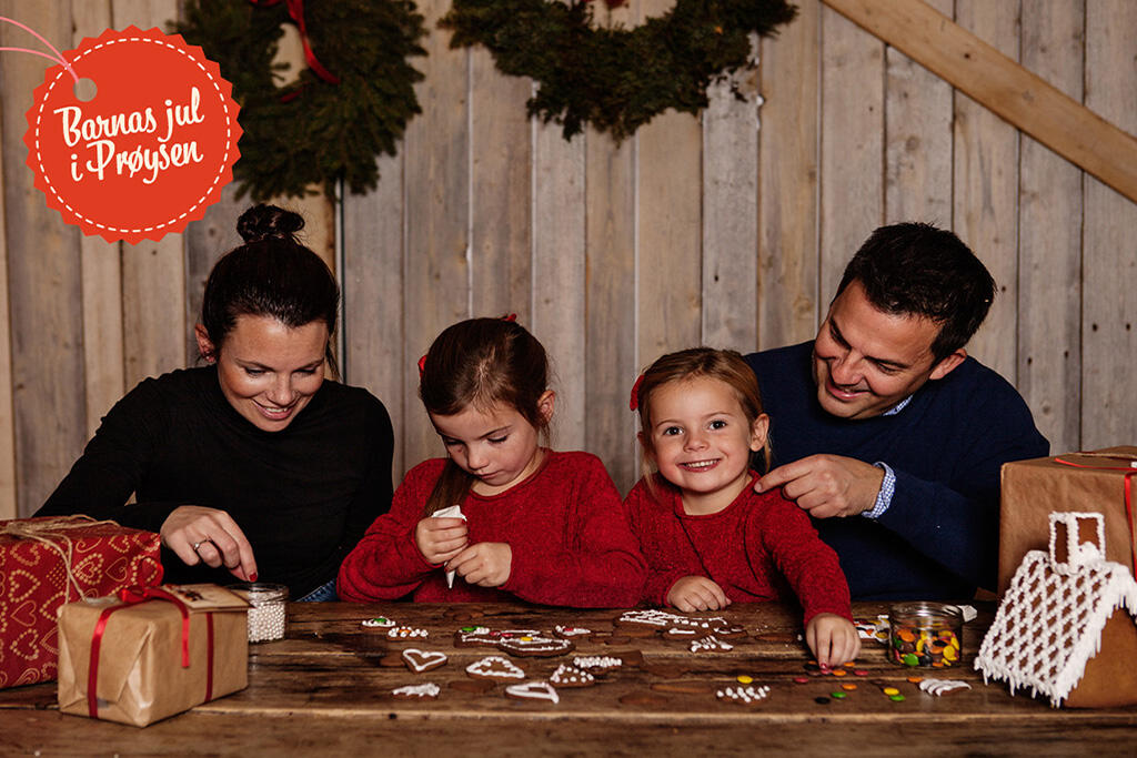 Familie som lager julepynt
