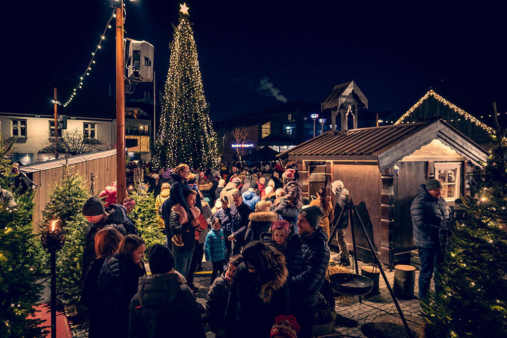Julegrantenning på torget i Brumunddal