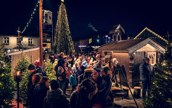 Julegrantenning på torget i Brumunddal