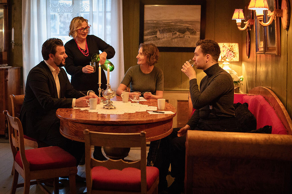 Mennesker som sitter rundt et bord og spiser