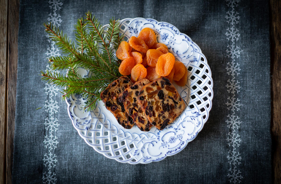Tallerken med engelsk julekake, aprikoser og granbar