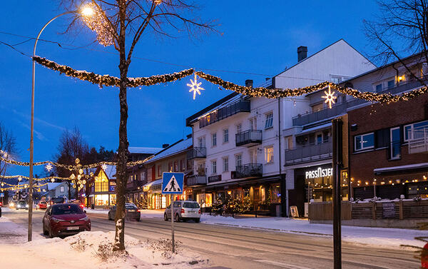 Storgata i Moelv julepyntet