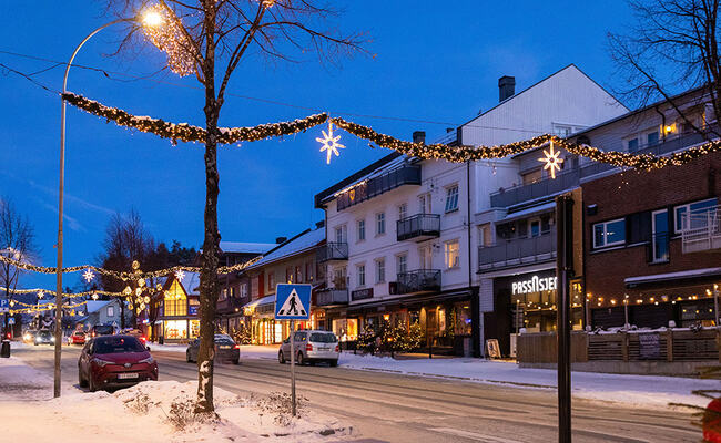 Storgata i Moelv julepyntet